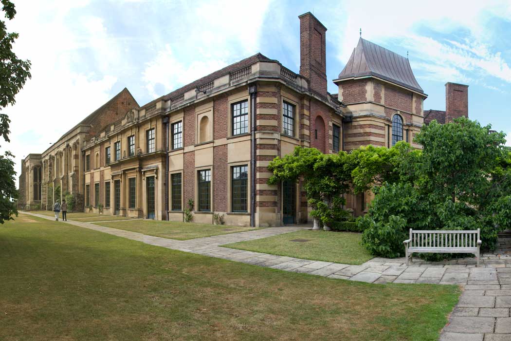 The exterior of Eltham Palace in southeast London. (Photo: Tom Parnell [CC BY-SA 2.0])