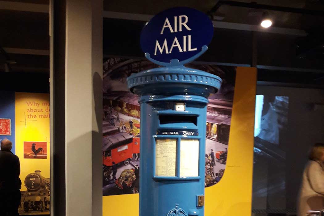Air mail post box in the Postal Museum in London (Photo: Gaius Cornelius [CC BY-SA 4.0 (https://creativecommons.org/licenses/by-sa/4.0)], from Wikimedia Commons)