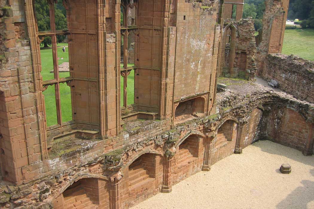 The Great Hall at Kenilworth Castle was built by John of Gaunt in the 14th century in the English Perpendicular style. (Photo: Damek (Adam Pontiek) [CC BY-SA 2.0])