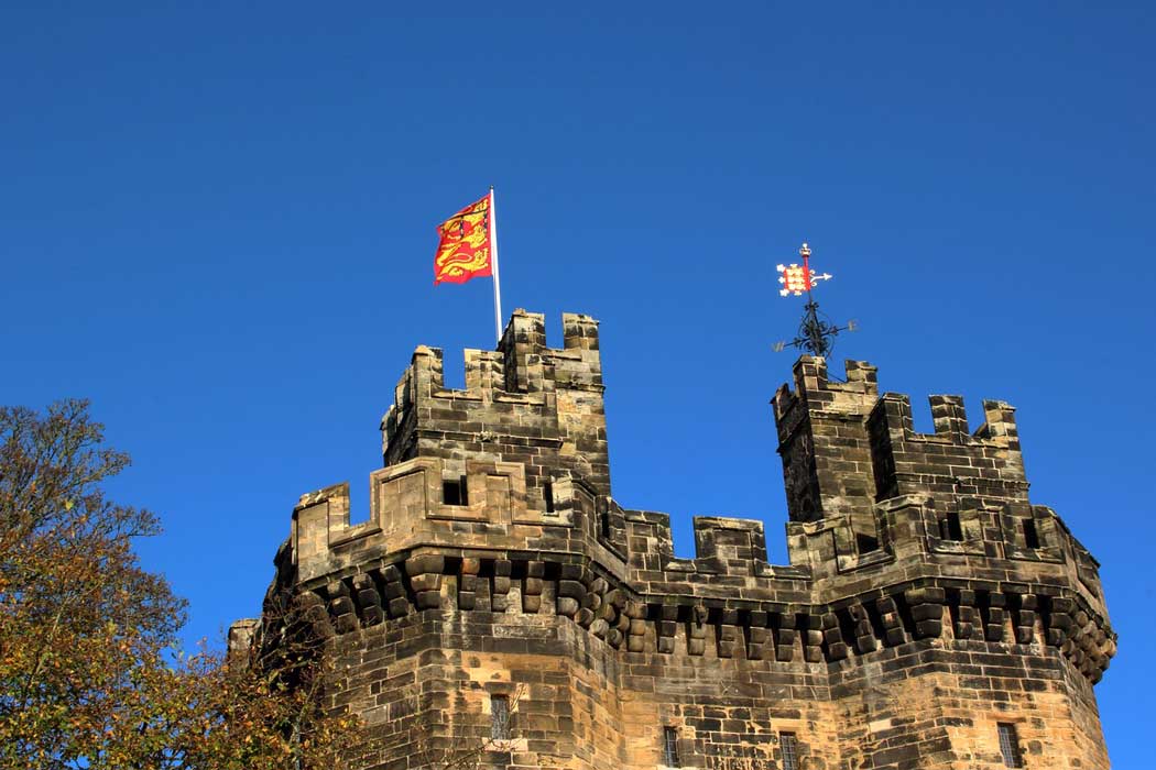 Lancaster Castle sits between the railway station and Lancaster’s city centre. (Image by H Hach from Pixabay)