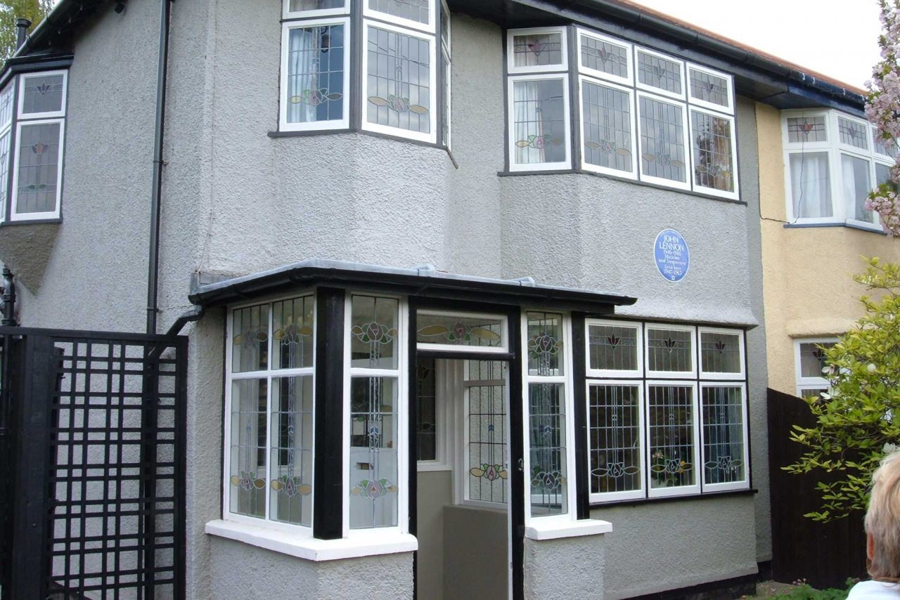 John Lennon's childhood home "Mendips" at 251 Menlove Avenue in Woolton, Liverpool (Photo: Havaska [CC BY-SA 3.0], from Wikipedia)