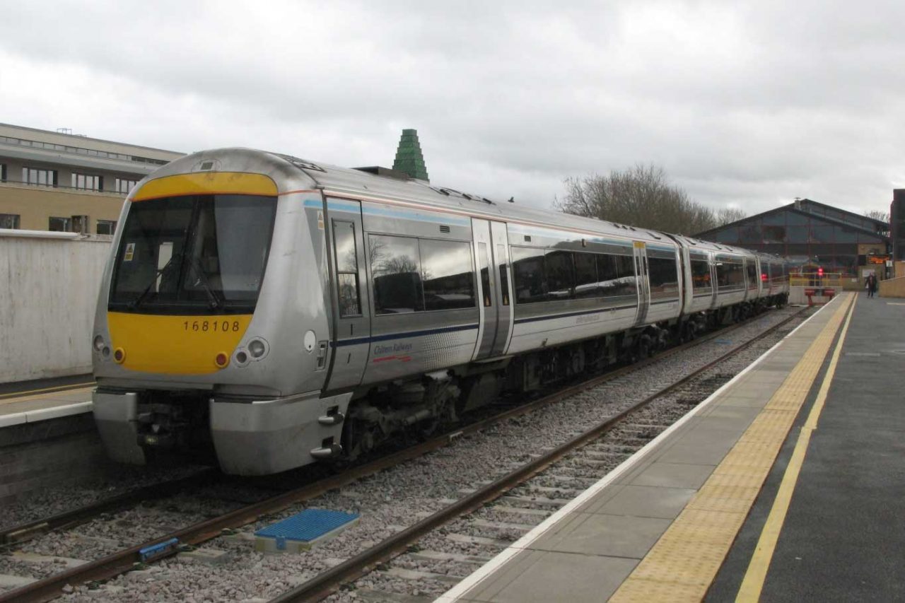 A Chiltern Railways train at Oxford railway station in Oxford, Oxfordshire (Photo: Geof Sheppard [CC BY-SA 4.0])