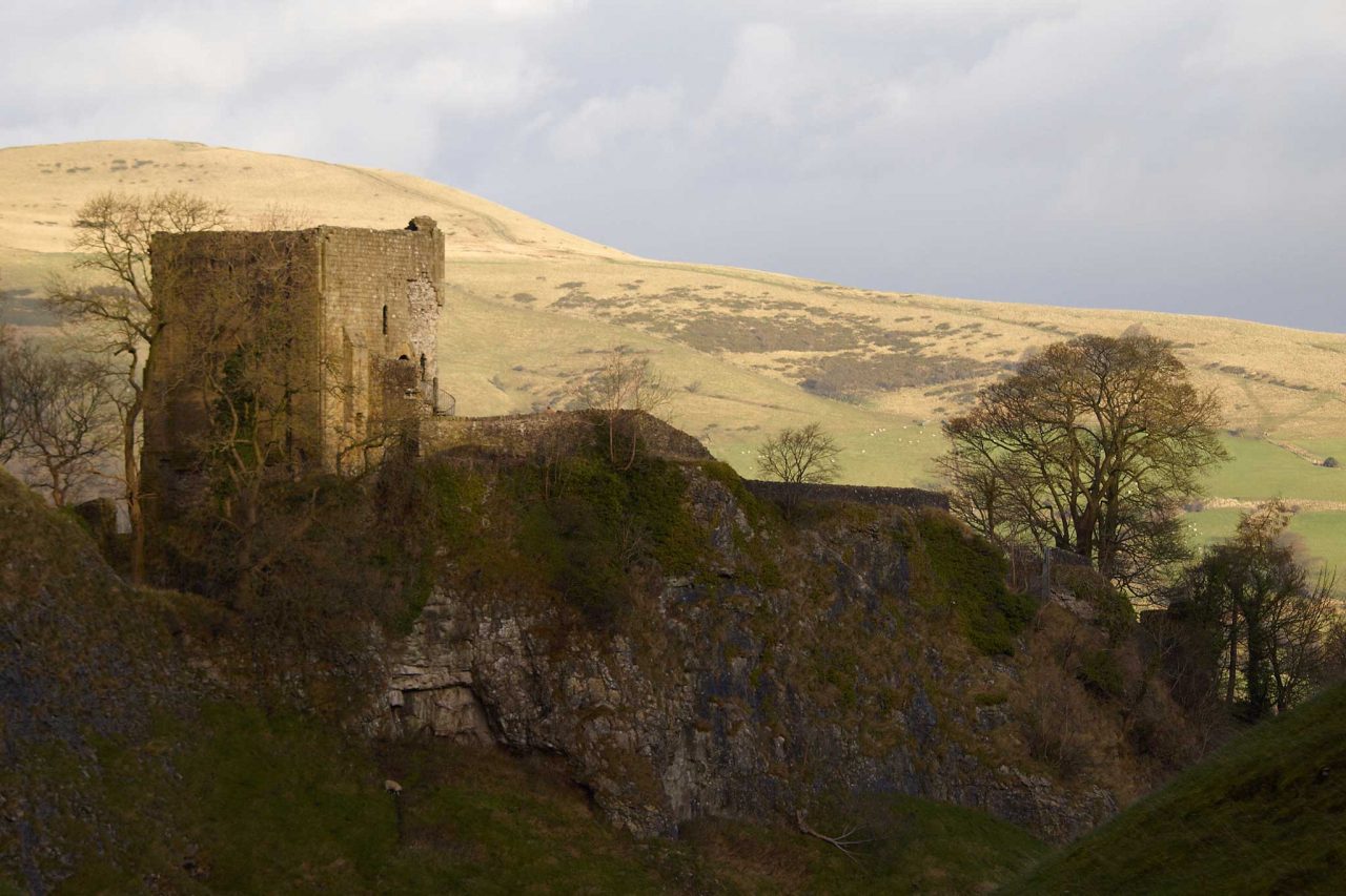 The keep of Peveril Castle near Castleton, Derbyshire (Photo: Darren Copley [CC BY-SA 2.0])