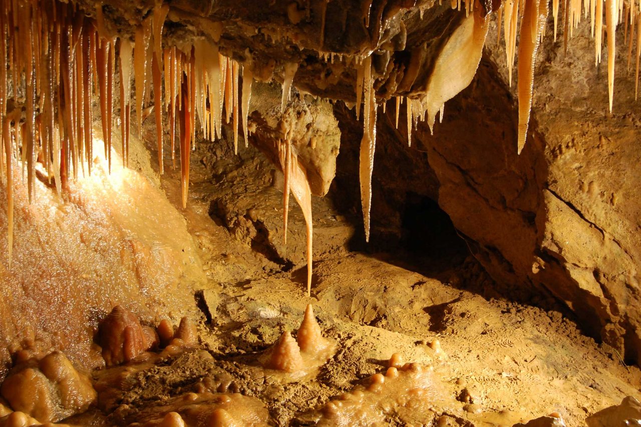 The interior of Treak Cliff Cavern near Castleton, Derbyshire (Photo: Andy Mabbett [CC BY-SA 3.0])