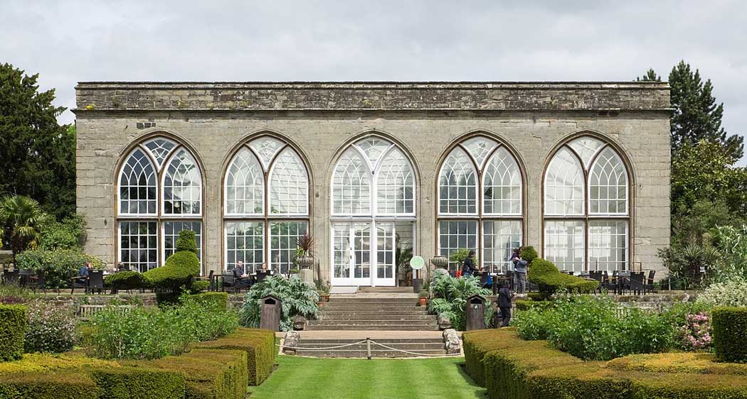 The conservatory on the grounds of Warwick Castle. (Photo: DeFacto [CC BY-SA 4.0])