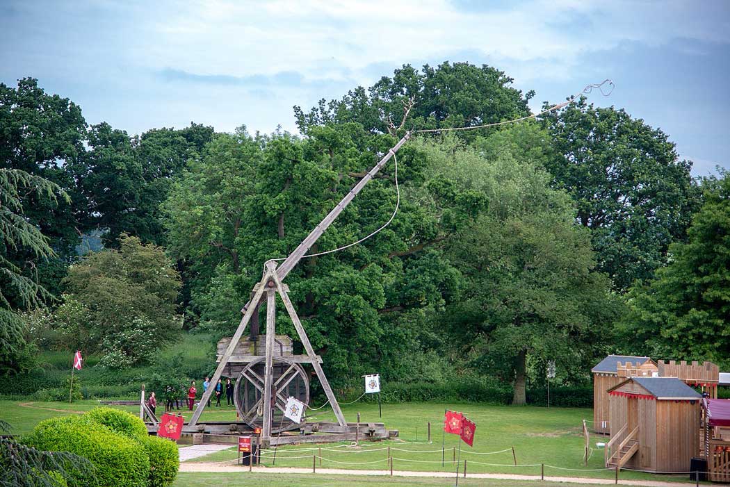 The Warwick Castle trebuchet was built according to drawings from the 13th century. (Photo: Peter K Burian [CC BY-SA 4.0])