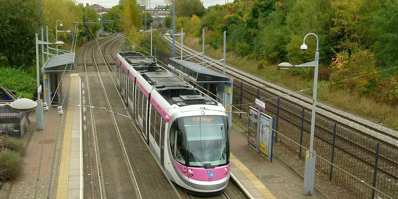 https://englandrover.com/wp-content/uploads/2018/09/birmingham-midland-metro-tram-1280x640.jpg