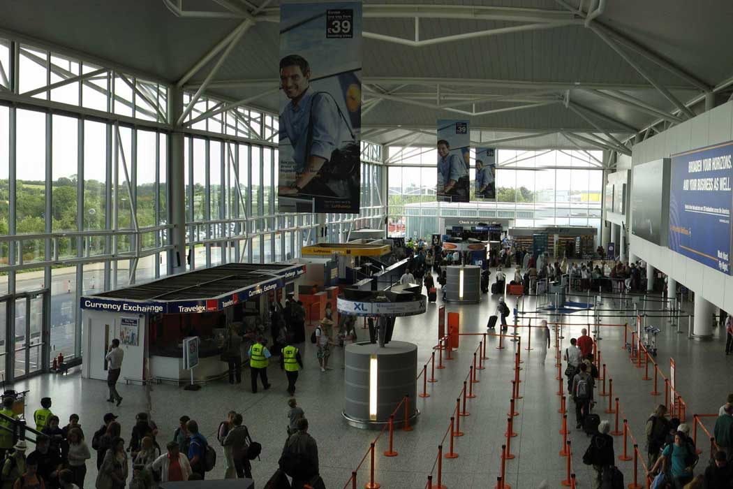 The check-in area inside Bristol Airport (Photo: Rwendland [CC BY-SA 3.0])