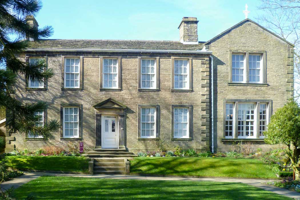 The Brontë Parsonage Museum in Haworth in West Yorkshire (Photo: DeFacto [CC BY-SA 4.0])