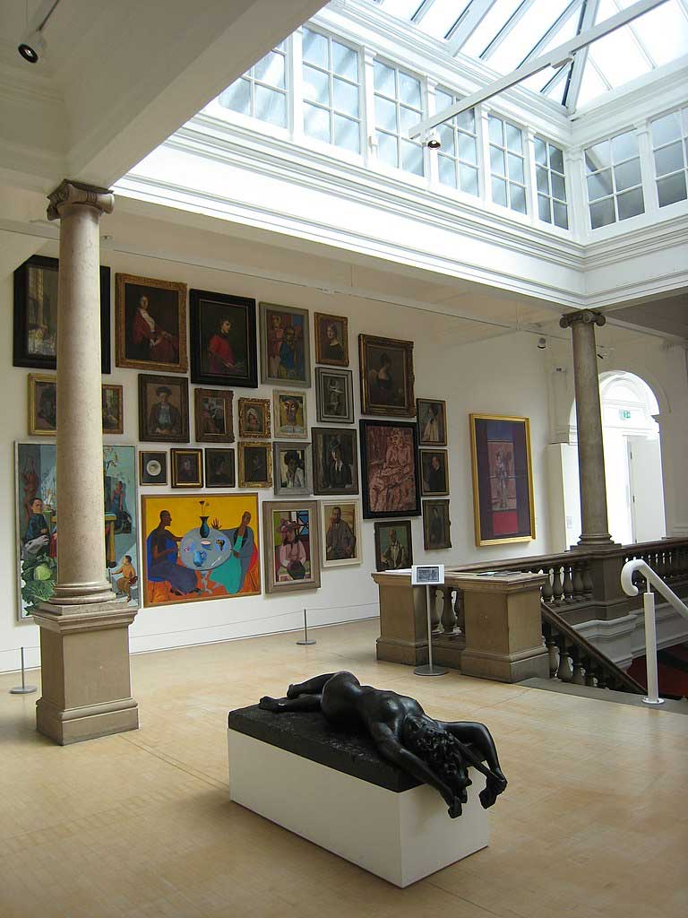 The Leeds Art Gallery’s first floor landing and exhibition area. (Photo: Chemical Engineer [CC BY-SA 4.0])