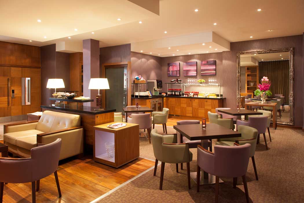 Guests staying in the Executive Club Suites have access to the Club Lounge, which has a complimentary breakfast on weekday mornings and a complimentary bar in the evening. (Photo: IHG)