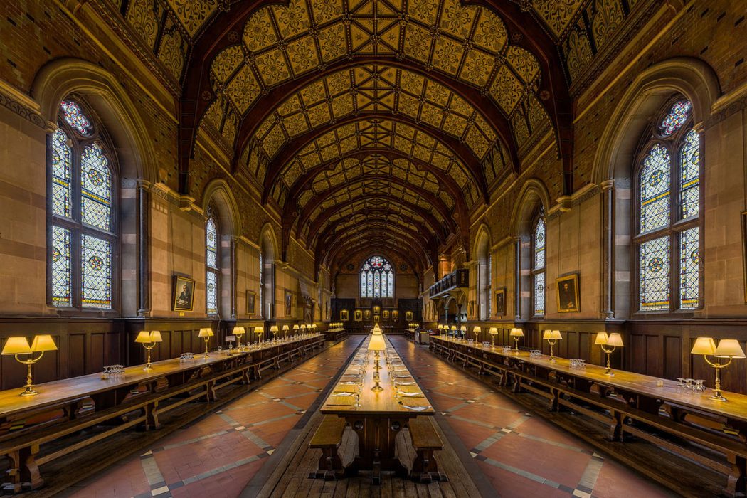 The interior of the dining hall at Keble College at the University of Oxford (Photo: David Iliff [CC BY-SA 3.0])