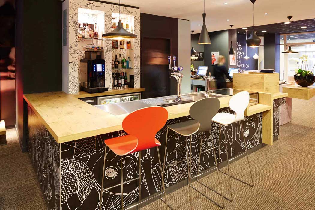 The hotel’s bar is a nice spot to enjoy a drink, although its central location means that there are several local pubs just a short walk away. (Photo: ALL – Accor Live Limitless)