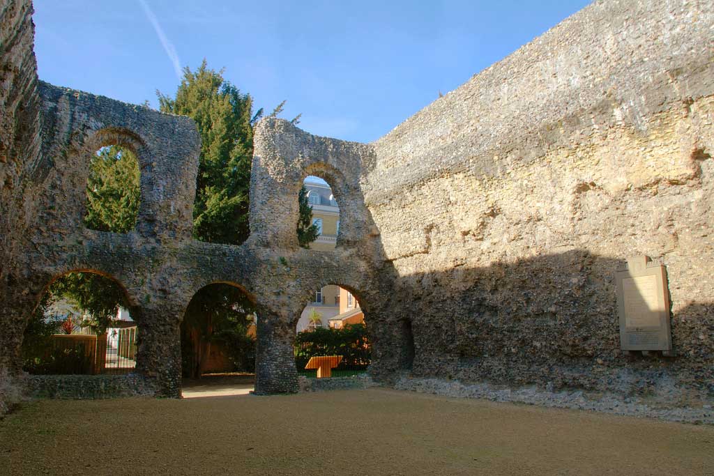 The interior of the ruins of the chapter house of Reading Abbey in Reading, Berkshire (Photo: Uli Harder [CC BY-SA 2.0])