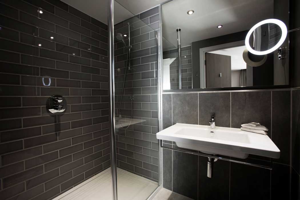 All guest rooms have modern en suite bathrooms. (Photo: IHG)