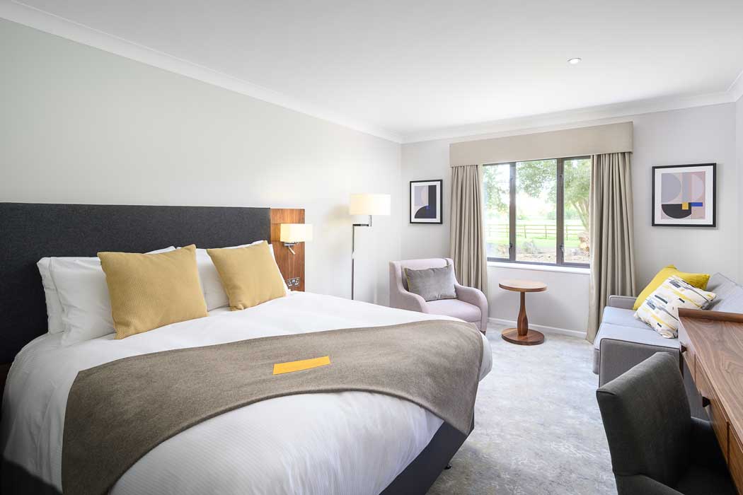 A standard guest room at the voco Oxford Spires hotel. (Photo: IHG)
