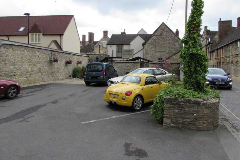 The small carpark at the Punchbowl Inn in Woodstock, Oxfordshire (Photo: Jaggery [CC BY-SA 2.0])