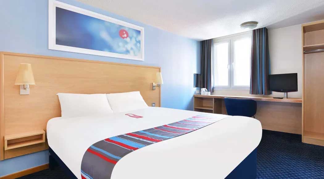 A standard room at the Travelodge Dartford hotel. (Photo © Travelodge)