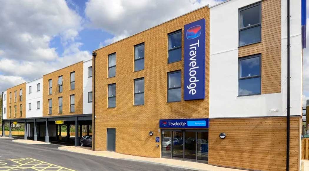 The Travelodge London Belvedere hotel is a modern budget hotel in London’s eastern suburbs. It is generally a good value place to stay but transport connections into central London are not as good as many other suburban hotels. (Photo: Travelodge)