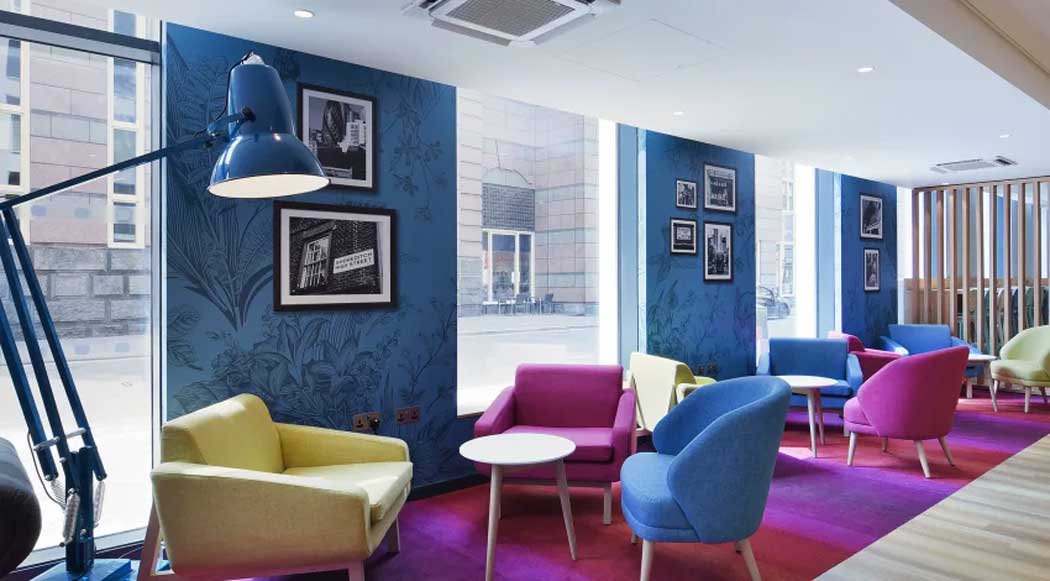 The bar and restaurant at the Travelodge London City hotel is nicer than those at many other Travelodge hotels. (Photo: Travelodge)