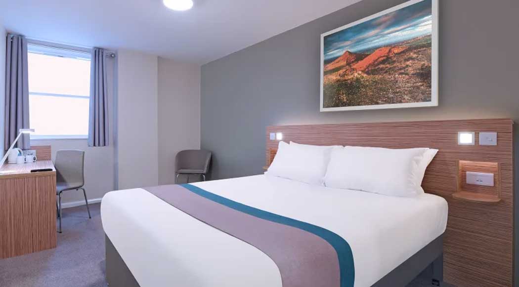 A standard room at the Travelodge London City hotel in London. (Photo © Travelodge)