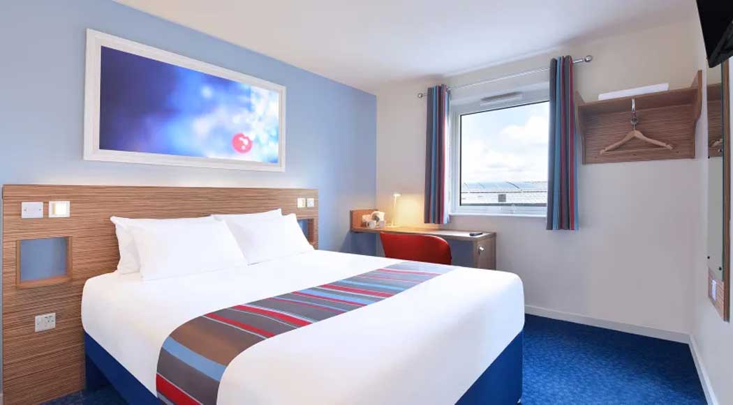 A standard double room at the Travelodge London Twickenham hotel. (Photo © Travelodge)
