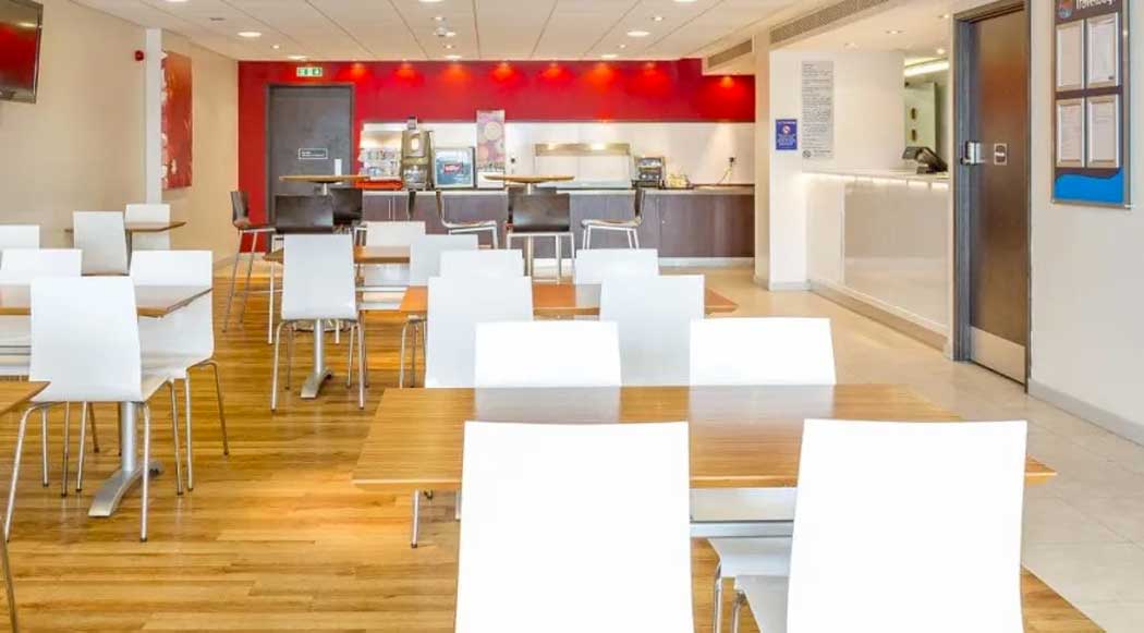 This Travelodge has its own bar and restaurant but it lacks the atmosphere of other places to eat and drink nearby. (Photo © Travelodge)