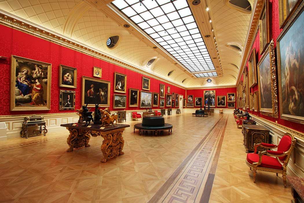 The Great Gallery inside The Wallace Collection in London. The Great Gallery includes paintings by Rembrandt and Frans Hals (Photo: Nathan Hughes Hamilton [CC BY-SA 2.0])