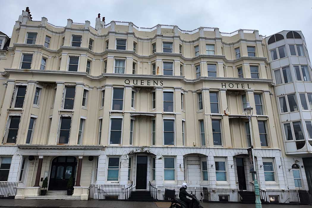 Queens Hotel is a Victorian-era hotel on the seafront close to The Lanes and Brighton Pier. It doesn’t look much from the outside, although it is considered a step above many of Brighton’s other seafront hotels. (Photo © 2024 Rover Media Pty Ltd)