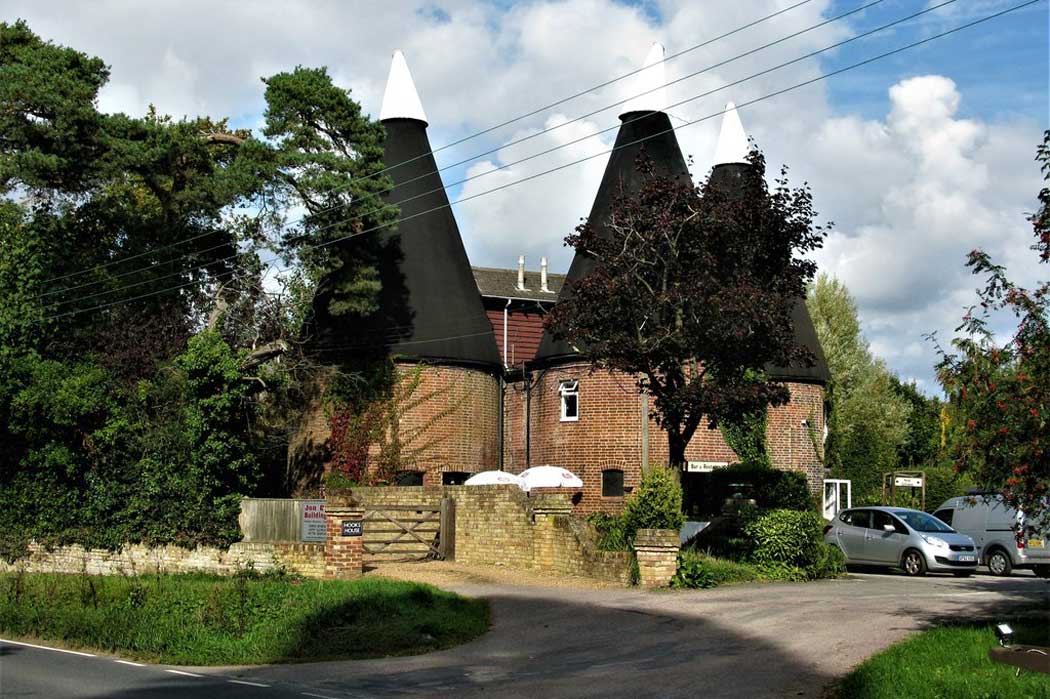 The Playden Oast Inn is housed in a set of 19th-century oast houses in Playden, which is the village immediately north of Rye, East Sussex. (Photo: G Laird [CC BY-SA 2.0])