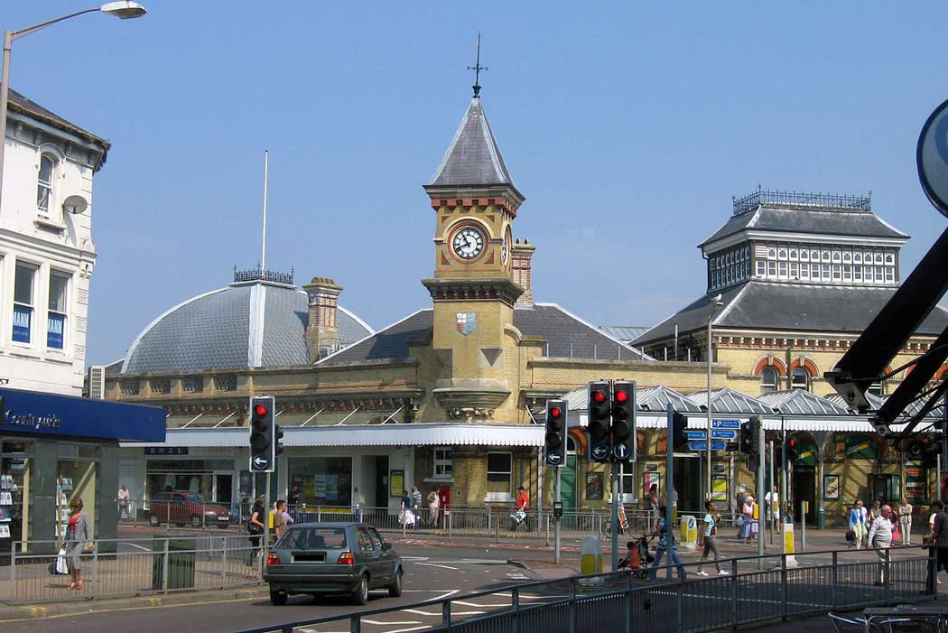 Eastbourne railway station (Photo: Theolimeister/Wikipedia [CC BY-SA 3.0])