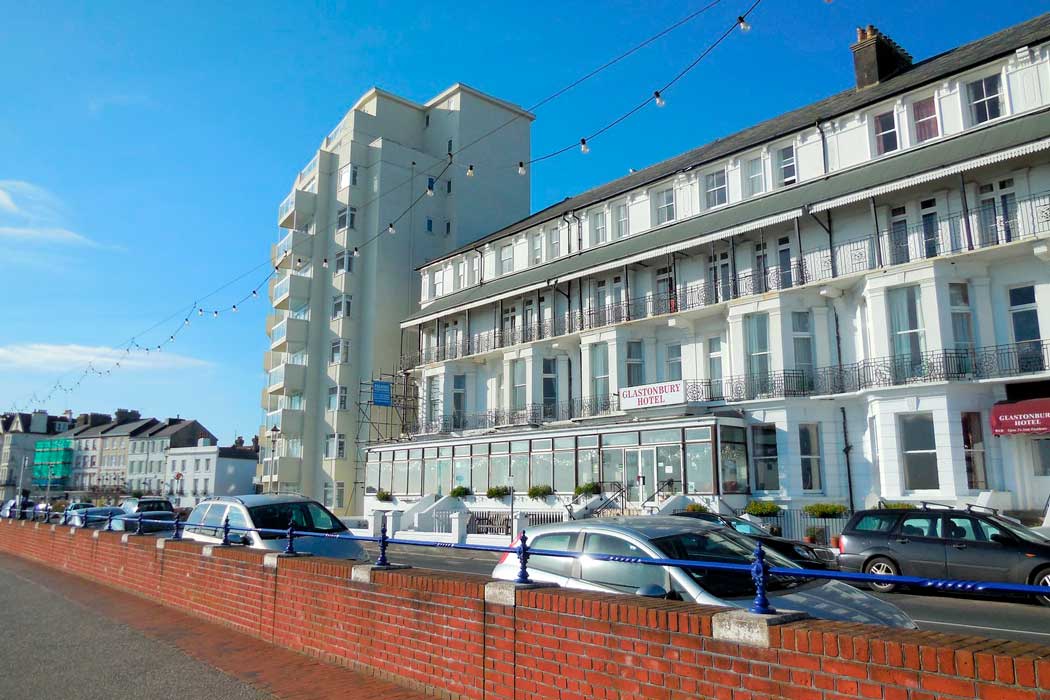 The Glastonbury Hotel is a family-run hotel by the seafront that is a good value place to stay, however, there are better hotels in Eastbourne. It is located around midway between Eastbourne Pier and the Eastbourne Redoubt Fortress. (Photo: Paul Gillett [CC BY-SA 2.0])