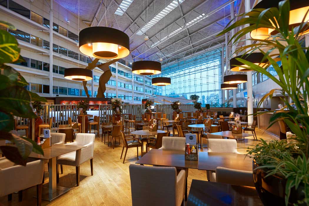Oscar’s is a casual dining option at the Hilton London Heathrow Airport hotel (Photo © 2019 Hilton)