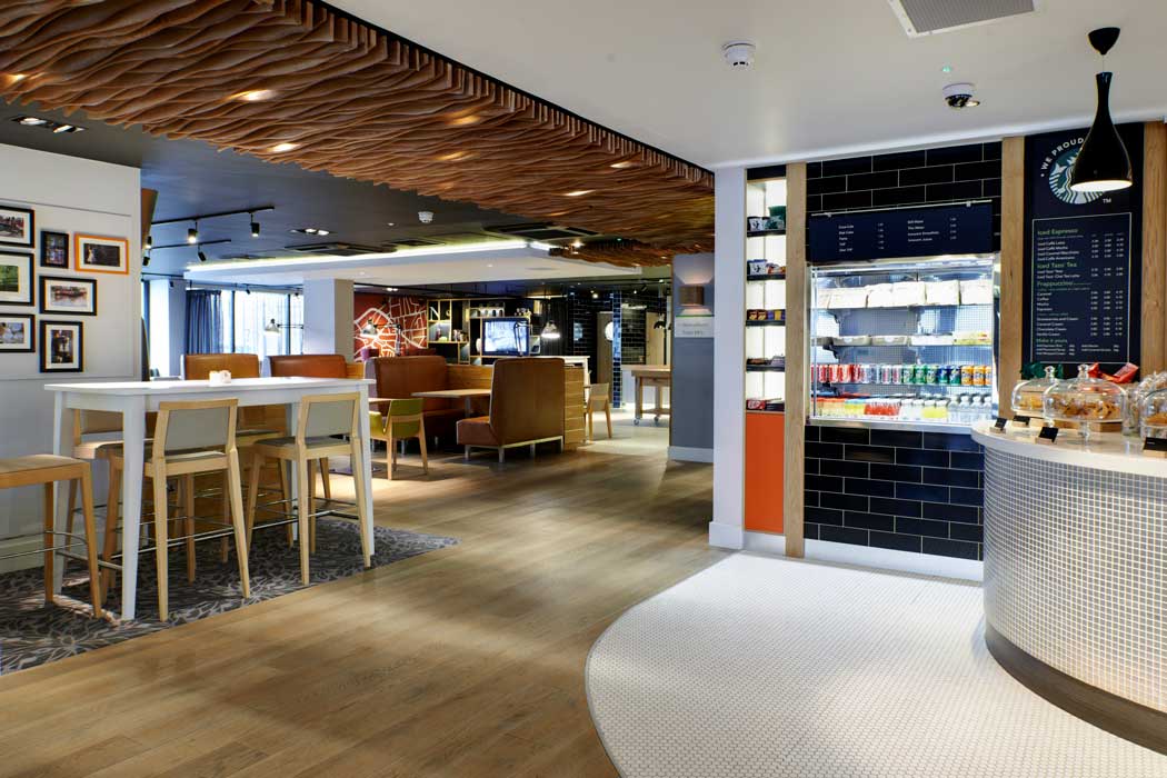 The hotel’s restaurant and bar in the lobby area offers a casual dining environment with an international menu that includes burgers, pasta, pizza, curries and pub-style meals. (Photo: IHG) 