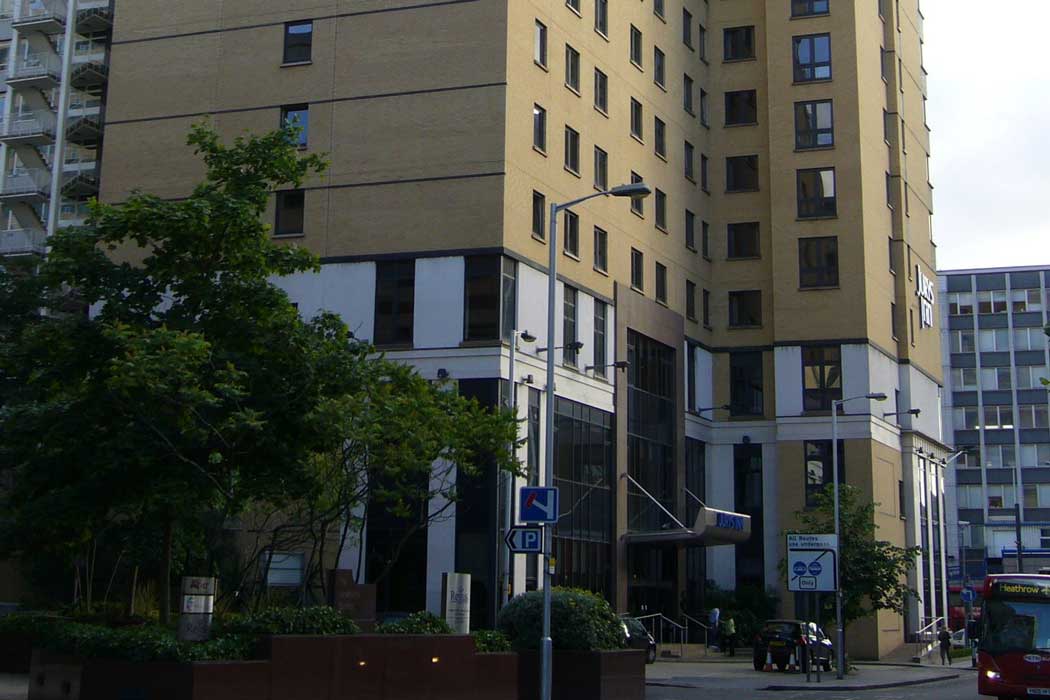 The Jurys Inn London Croydon hotel is located in Croydon town centre in London’s southern suburbs. Although the location isn’t particularly attractive, the hotel is much cheaper than what you would pay to stay somewhere similar in the city centre and transport connections from Croydon into Central London are excellent with trains leaving every couple of minutes and a journey time into either London Bridge or Victoria of just 16 or 17 minutes. (Photo: Roger W Haworth [CC BY-SA 3.0])