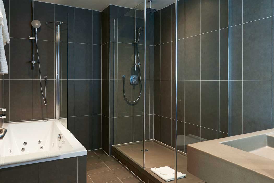 An en suite bathroom at the Novotel London Heathrow Airport T1 T2 and T3 hotel. (Photo: ALL – Accor Live Limitless)