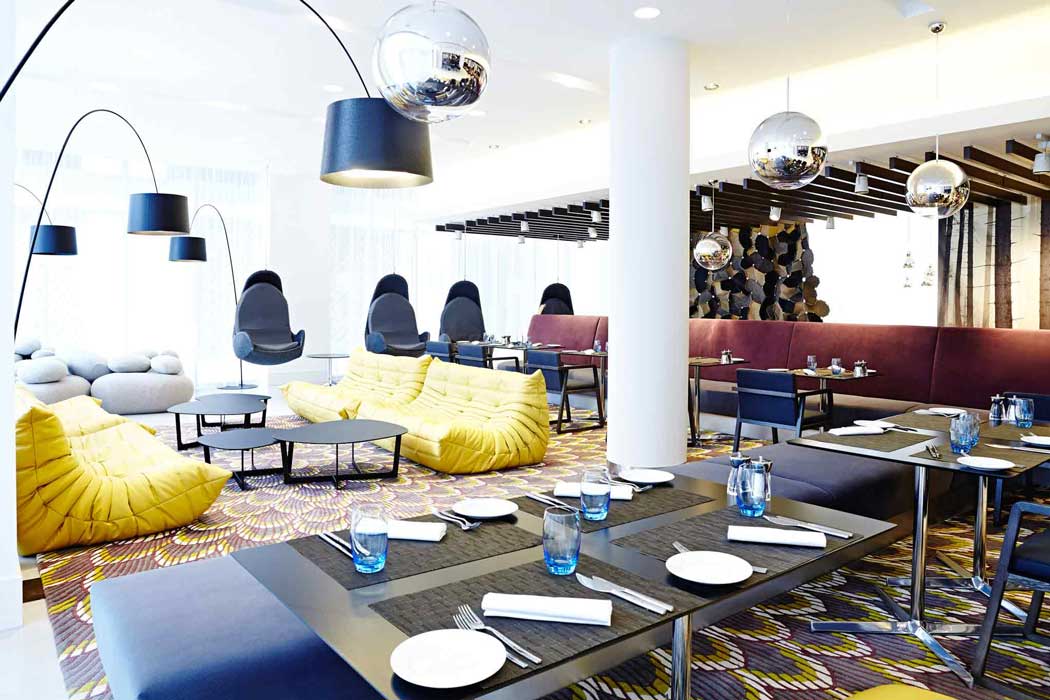 The restaurant and bar area at the Novotel London Brentford hotel. (Photo: ALL – Accor Live Limitless)