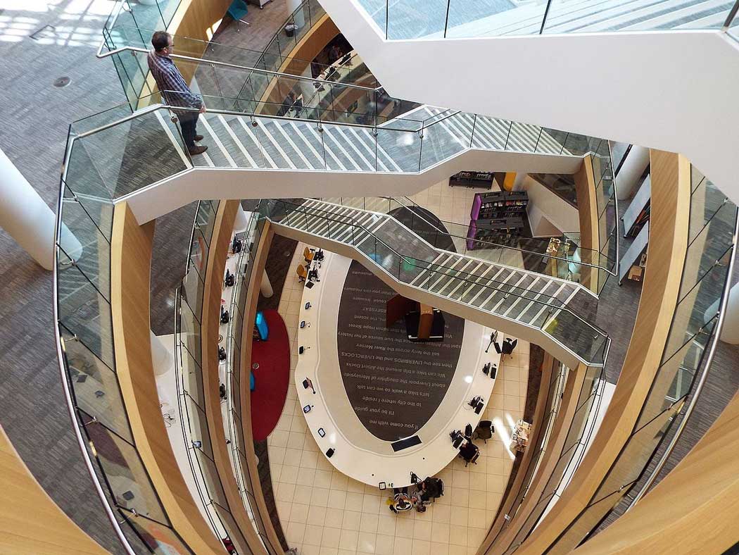 Looking down the atrium staircase at the Liverpool Central Library. (Photo: Gaialy [CC BY-SA 4.0])