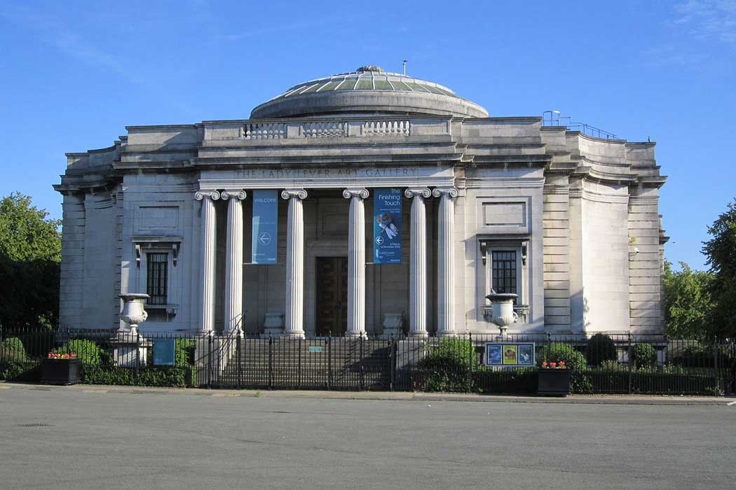 The Lady Lever Art Gallery in Port Sunlight on the Wirral peninsula in Liverpool’s suburbs. The gallery is home to an outstanding collection of decorative art and it has an excellent collection of British art from the 19th century. (Photo: Rept0n1x [CC BY-SA 3.0])