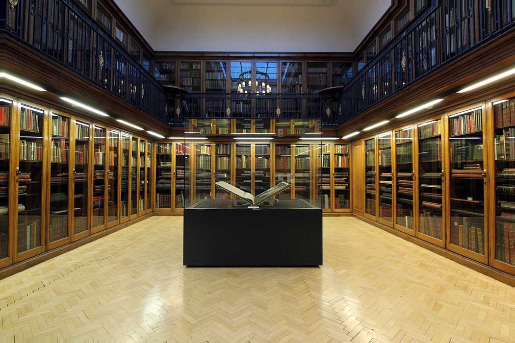 A copy of Audubon’s The Birds of America in a glass case in the centre of the Oak Room at the Hornby Library. (Photo: Rodhullandemu [CC BY-SA 4.0])