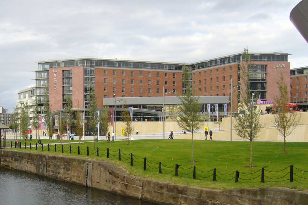 Jurys Inn Liverpool is a modern six-storey hotel in the Albert Dock area of Liverpool that is very close to the M&S Bank Arena as well as the ACC convention centre and Exhibition Centre Liverpool. (Photo: Roger Haworth [CC BY-SA 3.0])
