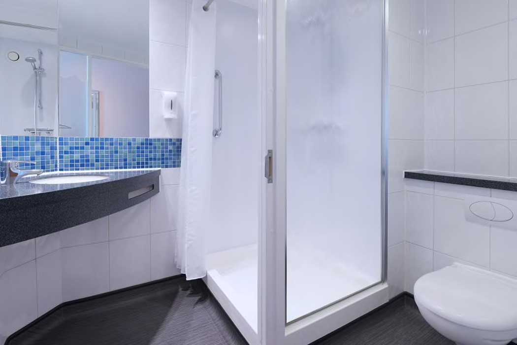 All rooms at the Travelodge Liverpool John Lennon Airport hotel have en suite bathrooms. (Photo © Travelodge)