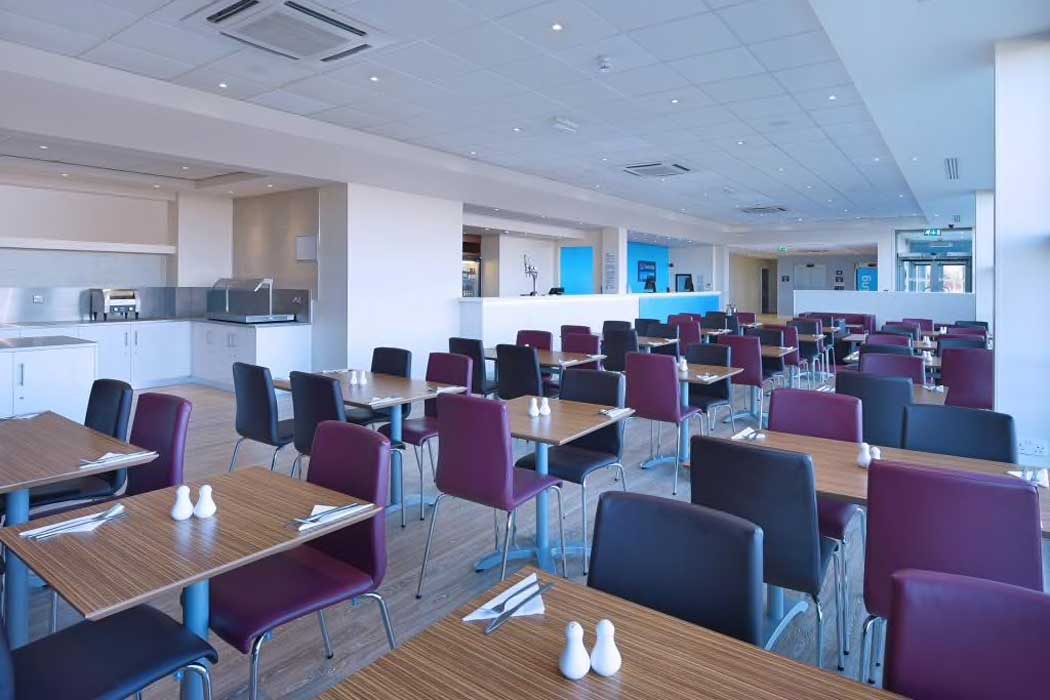 The Travelodge Liverpool John Lennon Airport hotel has its own bar and cafe. There are also several cafes and restaurants within a five-minute walk (including a Starbucks, Subway and a Toby Carvery if you would rather eat and drink elsewhere. (Photo © Travelodge)