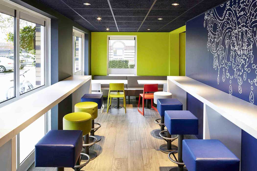 There is a bright lounge area on the ground floor where guests can sit and have something to eat or drink (purchased either from the on-site vending machines or from the big Tesco supermarket next door). (Photo: ALL – Accor Live Limitless)