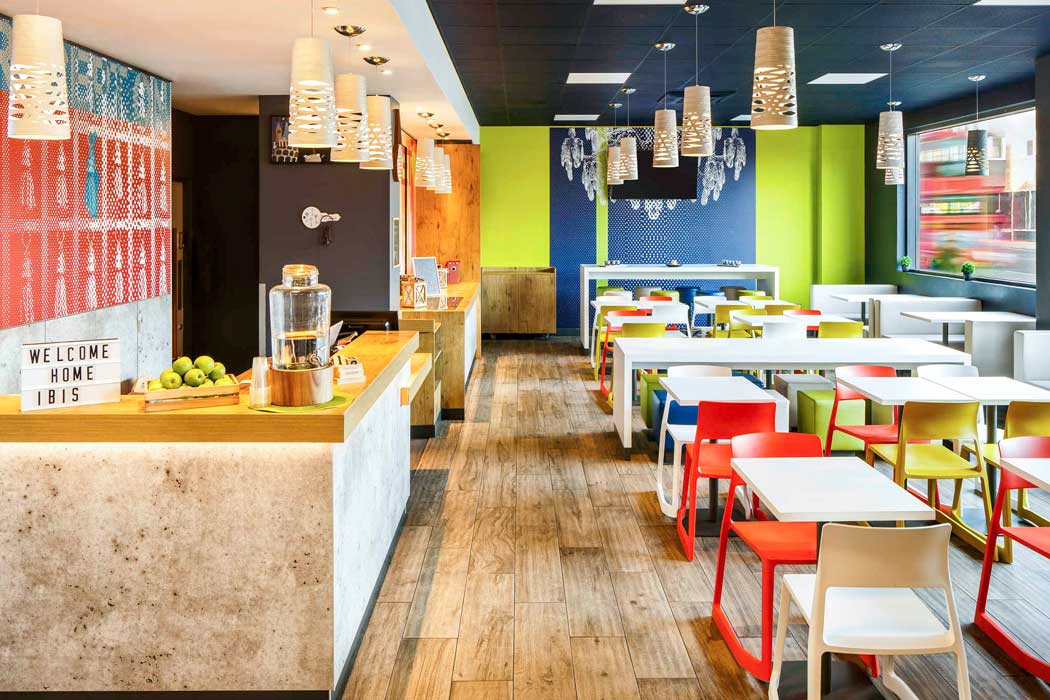 There is a common area on the ground floor where guests can sit and have something to eat or drink (purchased either from the on-site vending machines or from a nearby supermarket or takeaway). (Photo: ALL – Accor Live Limitless)