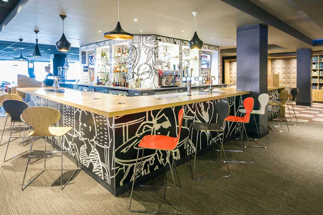 The bar at the ibis London Heathrow Airport hotel. (Photo: ALL – Accor Live Limitless)