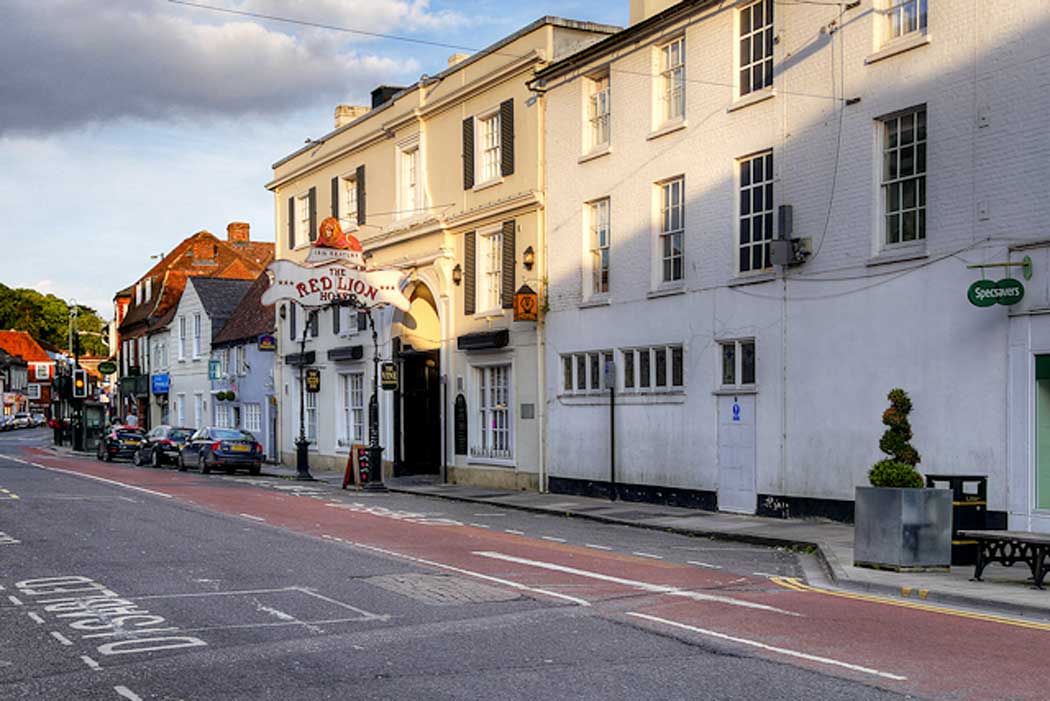 The Red Lion Hotel was built in 1220 to provide accommodation for draughtsmen working on the construction of Salisbury Cathedral and the hotel claims to be Europe’s oldest purpose-built hotel. (Photo: David Dixon [CC BY-SA 2.0])