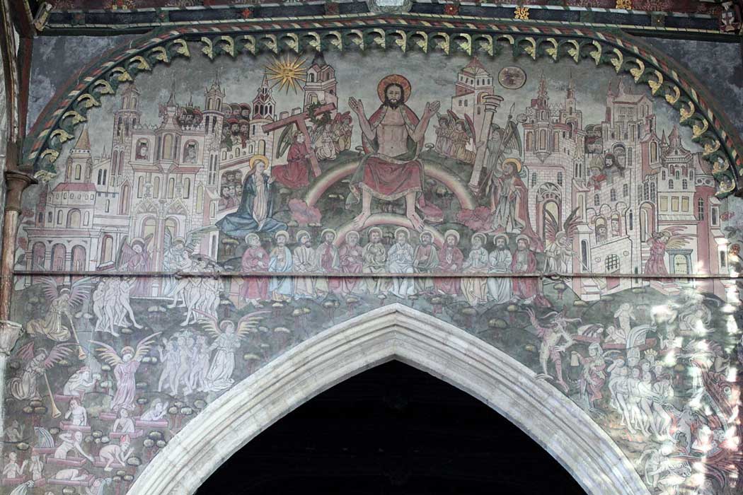 The Doom Painting at St Thomas’ Church dates from 1475 but was painted over in 1593, then restored in 1881 and again in 2019. (Photo: Nessino [CC BY-SA 3.0 (https://creativecommons.org/licenses/by-sa/3.0)], from Wikimedia Commons)