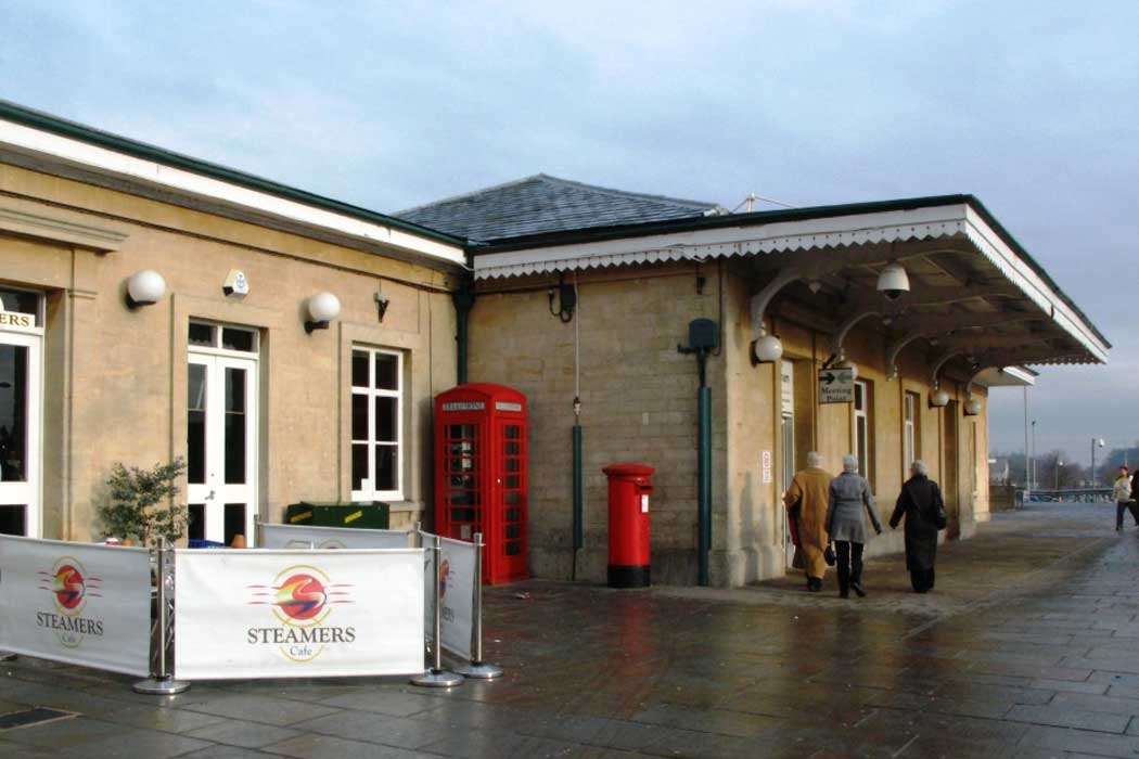 Chippenham railway station is on the Great Western Main Line, which connects Bristol with London Paddington. It is only 15 minutes from Bath and half an hour from Bristol, which makes Chippenham a good base for exploring the region. (Photo: Geof Sheppard [CC BY-SA 3.0])