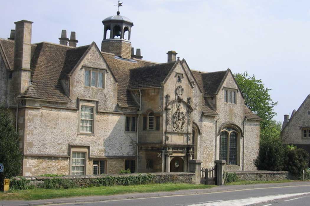 The Corsham Almshouse and Schoolroom (also known as the Hungerford Almshouses) was built in the 17th century to provide housing for poor people and also to provide education for 10 children. Visitors can see inside the old schoolroom, which provides a fascinating insight into education 350 years ago. (Photo: Dave Vaughan [CC BY-SA 2.0])